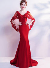 Vestido de noche de sirena color rojo vino con espalda en V y apliques de encaje