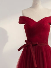 Vestido de fiesta sencillo de color rojo vino con hombros descubiertos y escote en forma de corazón hasta el suelo