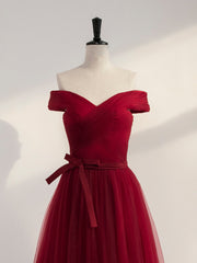 Vestido de fiesta sencillo de color rojo vino con hombros descubiertos y escote en forma de corazón hasta el suelo