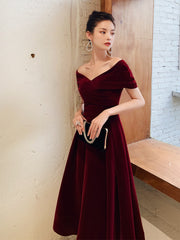 Vestido de fiesta elegante de terciopelo rojo vino, largo hasta la rodilla, con hombros descubiertos