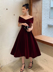 Vestido de fiesta elegante de terciopelo rojo vino, largo hasta la rodilla, con hombros descubiertos