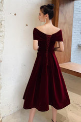 Vestido de fiesta elegante de terciopelo rojo vino, largo hasta la rodilla, con hombros descubiertos