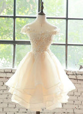 Vestido de fiesta corto con capas de organza y flores preciosas
