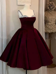 Vestido de fiesta hasta la rodilla con tirantes de cuentas y satén rojo vino