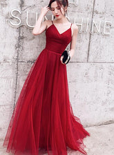 Vestido de fiesta de tul con tirantes bajos y sencillo color rojo vino