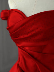 Vestido de fiesta rojo de satén y tul con hombros descubiertos