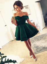 Vestido de fiesta corto con hombros descubiertos y capas de satén verde