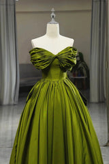 Vestido de fiesta largo de satén verde con hombros descubiertos y corte en A