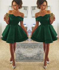 Vestido de fiesta corto con hombros descubiertos y capas de satén verde
