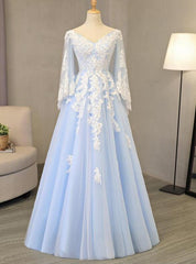 Encantador vestido de fiesta largo de tul azul claro con escote en V