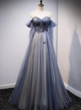 Vestido de fiesta largo de tul azul y gris con escote en forma de corazón