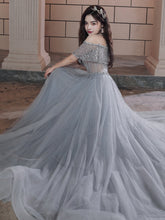 Hermoso vestido de fiesta de tul con hombros descubiertos y cuentas