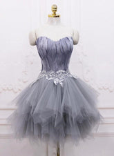 Vestido de fiesta corto de tul y plumas gris claro