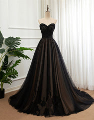 Vestido formal de tul negro con escote en forma de corazón y encaje