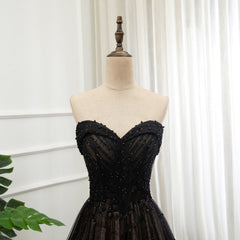 Vestido formal de tul negro con escote en forma de corazón y encaje