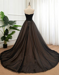 Vestido formal de tul negro con escote en forma de corazón y encaje