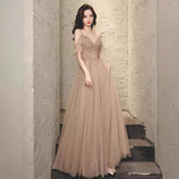 Hermoso vestido de fiesta largo con escote en V, tirantes y cuentas en color rosa