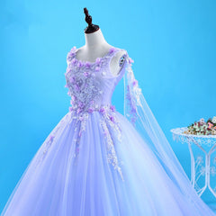 Hermoso vestido de fiesta con escote redondo y flores de lavanda