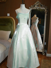 Vestido de fiesta de satén verde claro con tirantes en forma de A