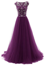 Hermoso vestido largo de fiesta de tul con cuentas