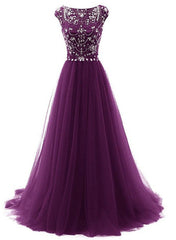 Hermoso vestido largo de fiesta de tul con cuentas