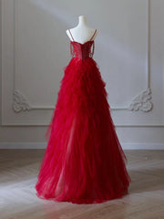 Vestido de fiesta largo de tul con cuentas y escote en forma de A en color rojo