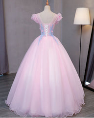 Precioso vestido de fiesta rosa con escote en forma de corazón y encaje azul