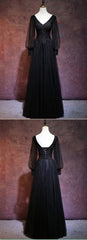 Hermoso vestido de noche negro de manga larga con escote en V