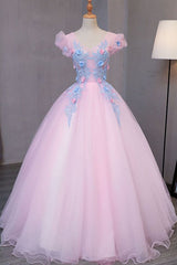 Precioso vestido de fiesta rosa con escote en forma de corazón y encaje azul