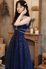 Vestido formal largo con tirantes de tul y cuentas azul marino