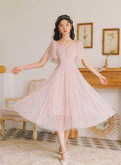 Precioso vestido de fiesta de tul rosa con escote en V y mangas abullonadas