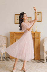 Precioso vestido de fiesta de tul rosa con escote en V y mangas abullonadas