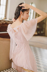 Precioso vestido de fiesta de tul rosa con escote en V y mangas abullonadas