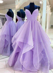 Vestido de noche largo con capas de tul morado claro y cordones