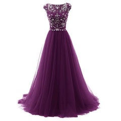 Hermoso vestido largo de fiesta de tul con cuentas