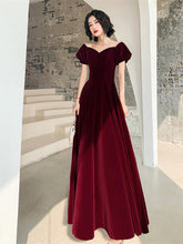 Lindo vestido formal largo de terciopelo rojo vino con corte en A