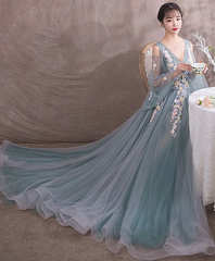 Lindo vestido de fiesta de tul verde y azul con mangas abullonadas y flores