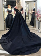 Vestido de noche largo sencillo de satén negro con hombros descubiertos