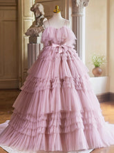 Vestido de fiesta de tul rosa con tirantes y capas