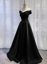 Vestido de noche largo y sencillo de satén negro con hombros descubiertos.