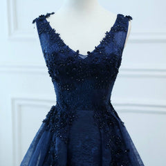 Vestido de fiesta largo de encaje con escote en V azul marino y flores