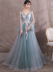 Lindo vestido de fiesta de tul verde y azul con mangas abullonadas y flores