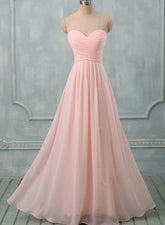 Precioso vestido largo de dama de honor con escote en forma de corazón en rosa claro
