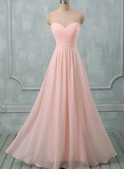 Precioso vestido largo de dama de honor con escote en forma de corazón en rosa claro