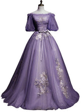 Vestido formal largo de tul morado con mangas cortas y vuelo