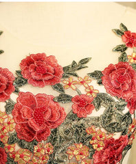 Lindo vestido de fiesta de satén rojo con bordados hasta la rodilla