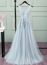Hermoso vestido de fiesta largo de tul gris plateado con encaje y escote en V