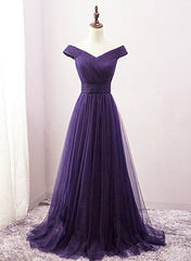 Vestido de dama de honor morado oscuro con escote en forma de corazón de tul y hombros descubiertos