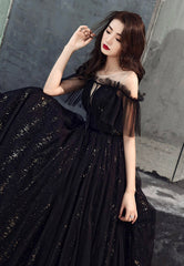 Vestido de fiesta de tul negro con hombros descubiertos