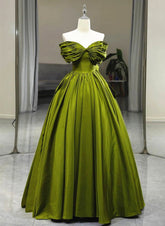Vestido de fiesta largo de satén verde con hombros descubiertos y corte en A
